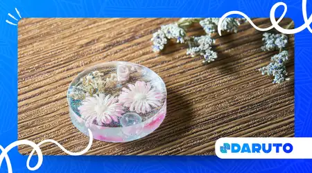 make resin jewelry tutorial with dried flowers
