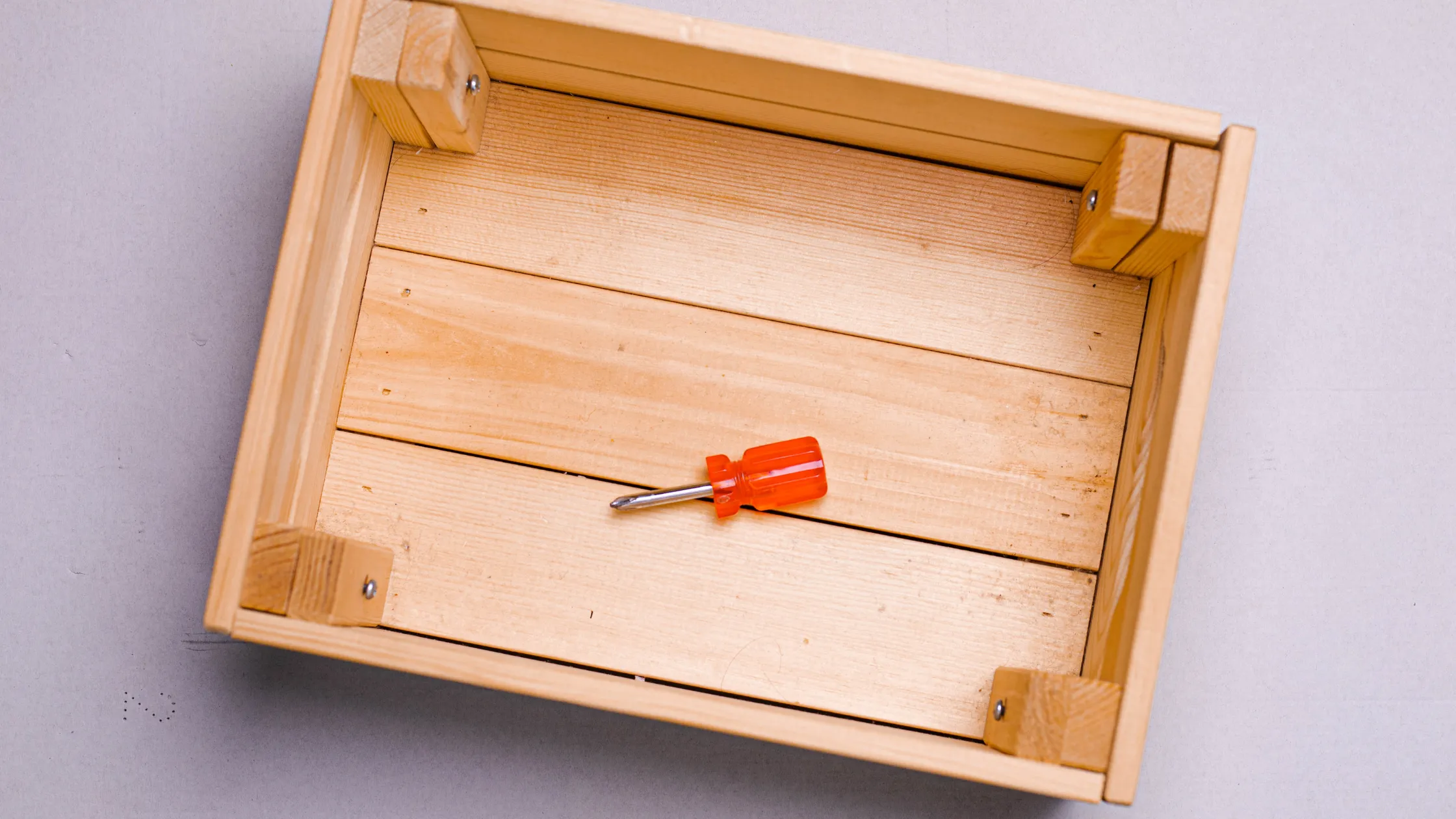 how to make a wooden planter 

