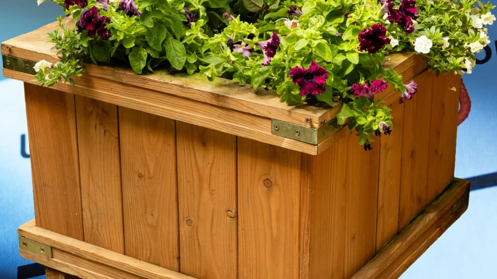 how to make a wooden planter 

